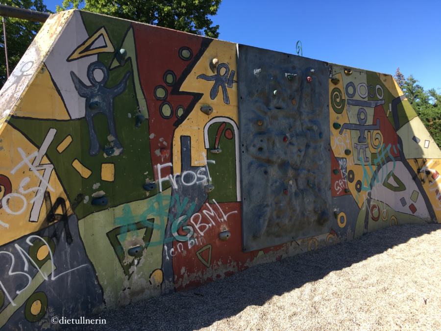 Spielplatz in Tulln mit Boulder-Kletterwand und Graffiti-Verzierung
