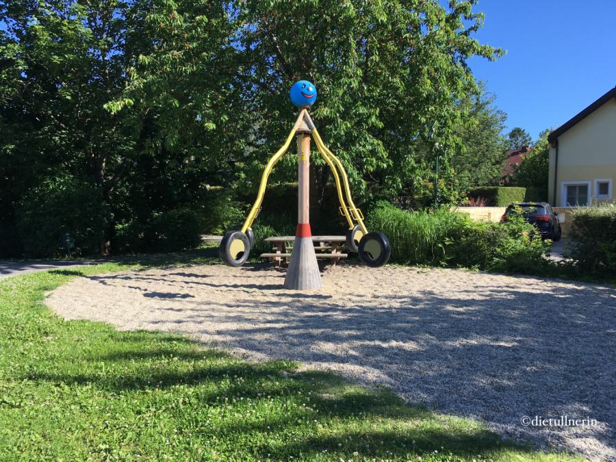 Wipp-Karussell mit Reifensitzen am Spielplatz in der Königstettner Straße