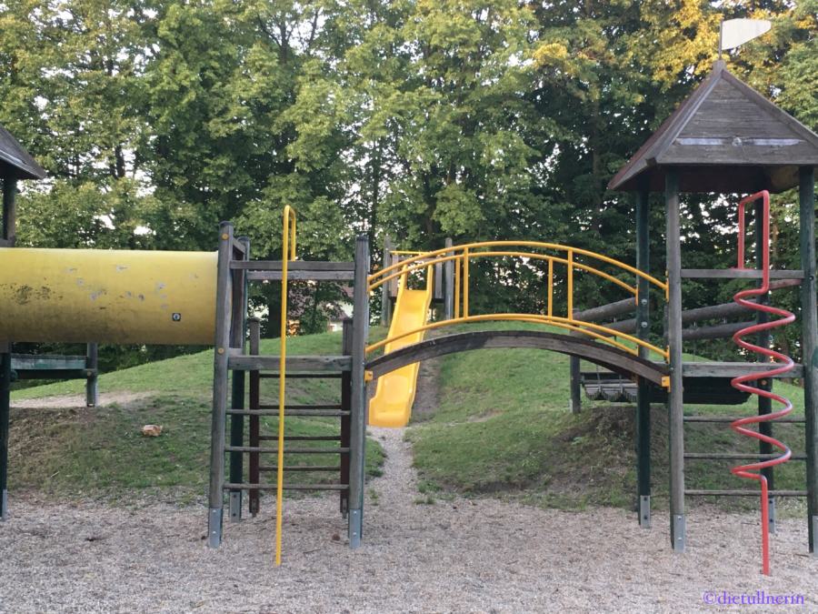 Spielplatz bei St. Severin mit Kletterturm und gelber Rutsche