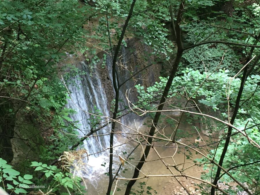 großer Wasserfall gleich am Beginn der Hagenbachklamm