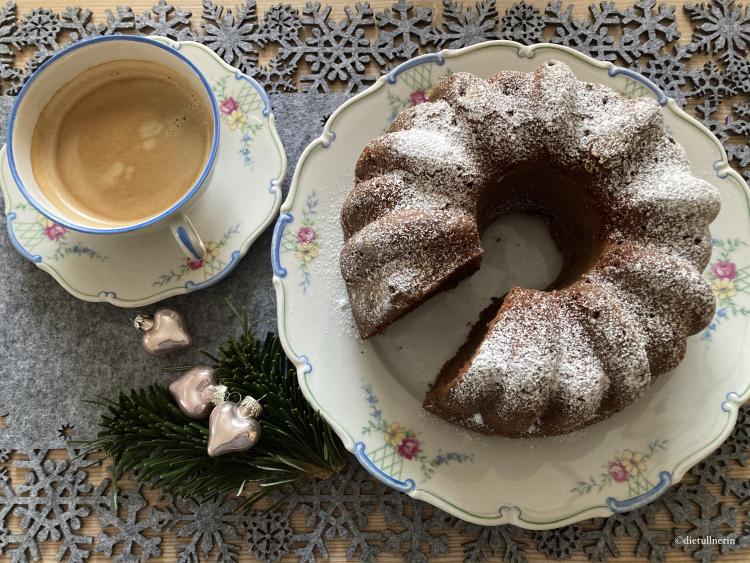 Schoko-Zimt-Gugelhupf samt Kaffee angerichtet auf/in altem böhmischen Porzellan ...