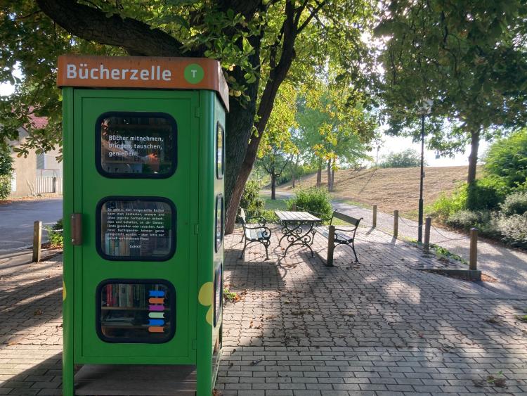 Grüner Telefonzellen-Bücherschrank an der Donaulände in Langenlebarn