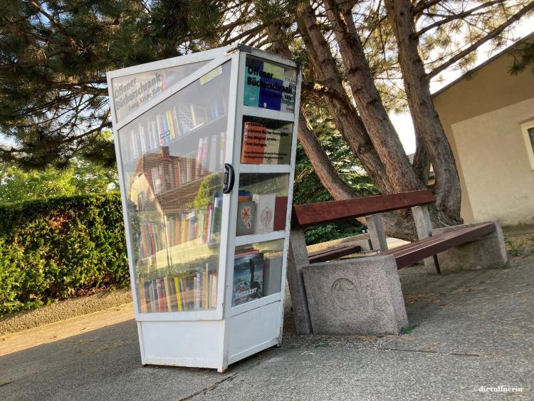 offener Bücherschrank am Vorplatz der evangelischen Kirche in Tulln