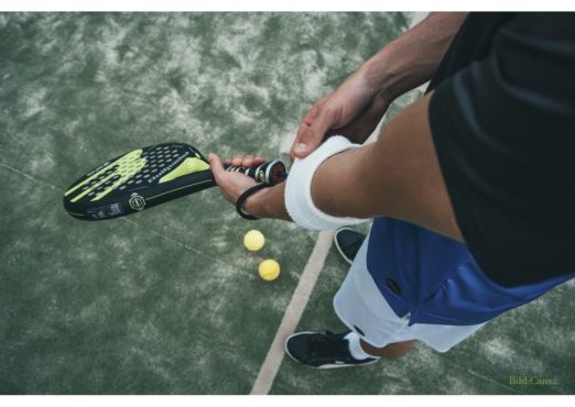 Padel-Tennis-Spieler mit Bällen und Schläger