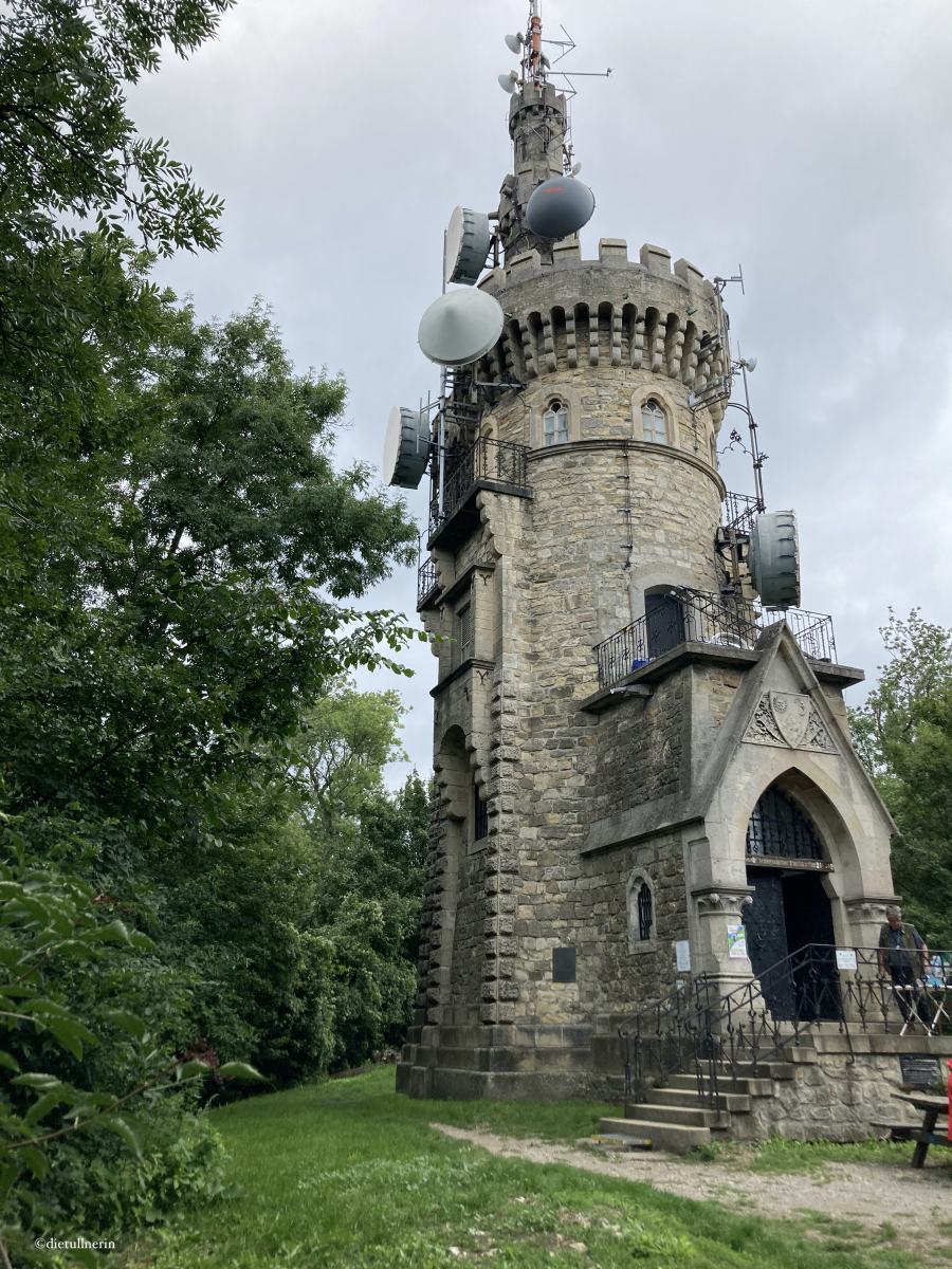 Habsburgwarte, die optisch einem mittelalterlichen Wehrturm ähnelt.