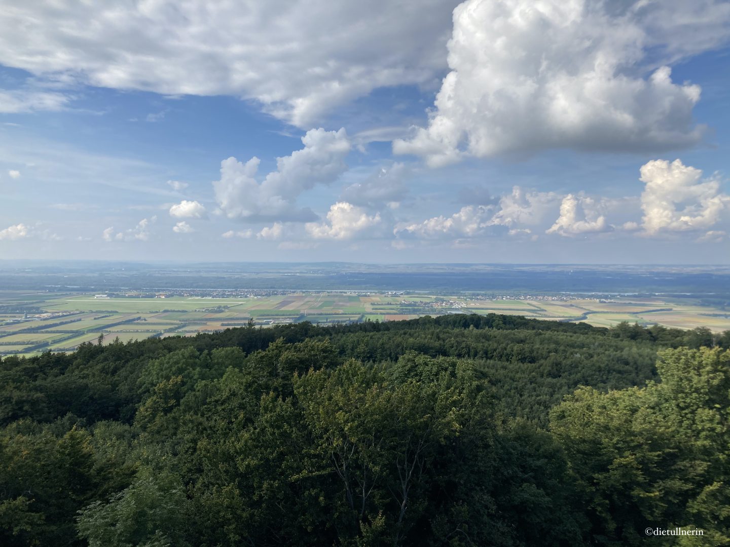 Ausblick auf das Tullnerfeld von der Leopold-Figl-Warte am Tulbinger Kogel