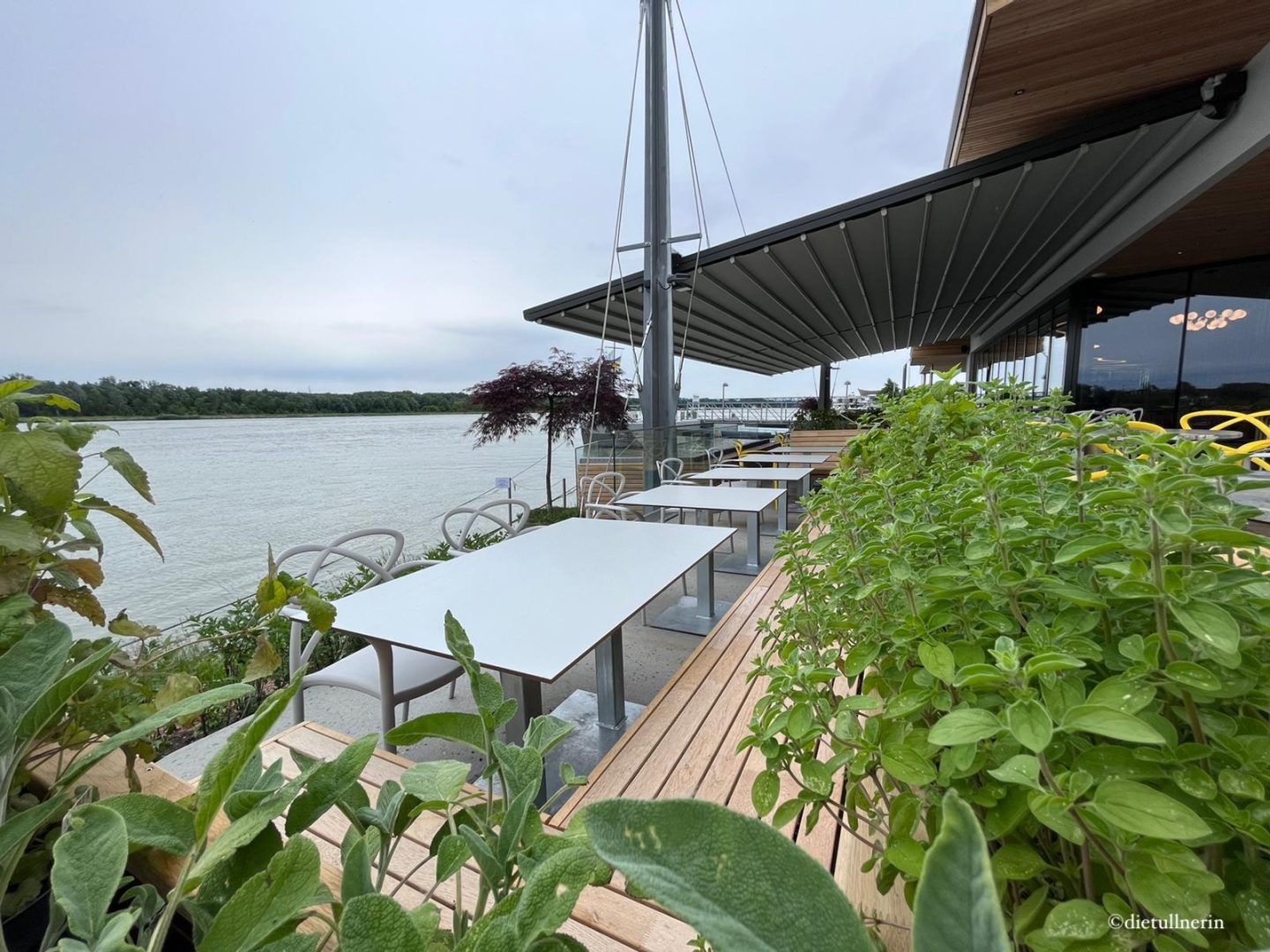 Blick auf eine der Terrassen des Restaurants Süddeck in Tulln, direkt am Ufer der Donau