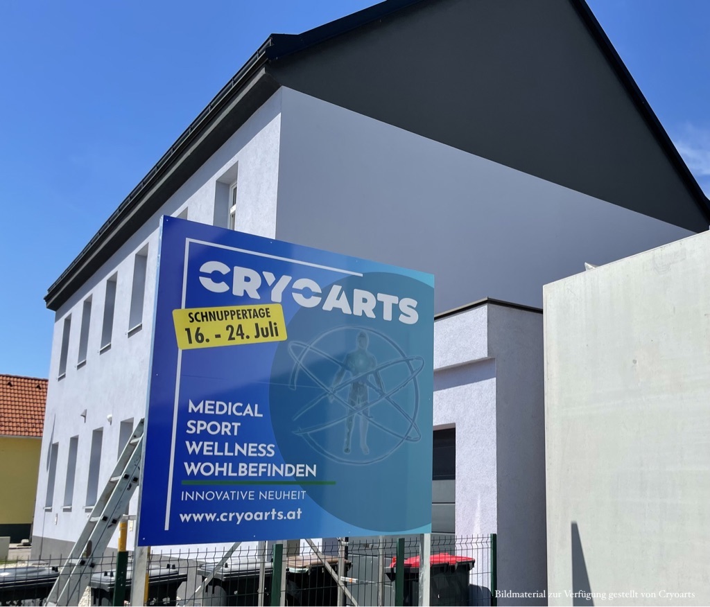 Werbetafel von Cryoarts vor dem Gebäude in dem das Studio untergebracht ist