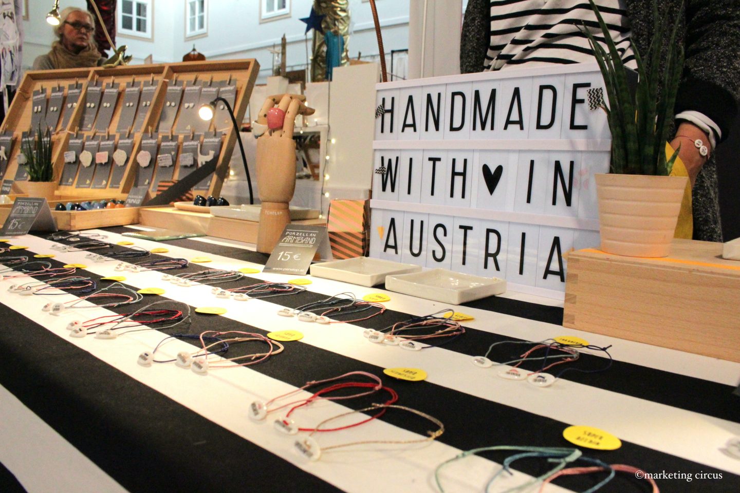 Stand mit Schmuck am Bezaubermarkt in Tulln