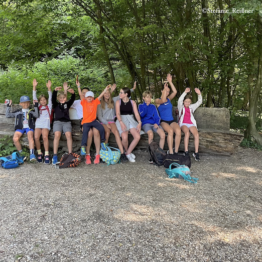 Fröhliche Kinder beim Natur-Camp