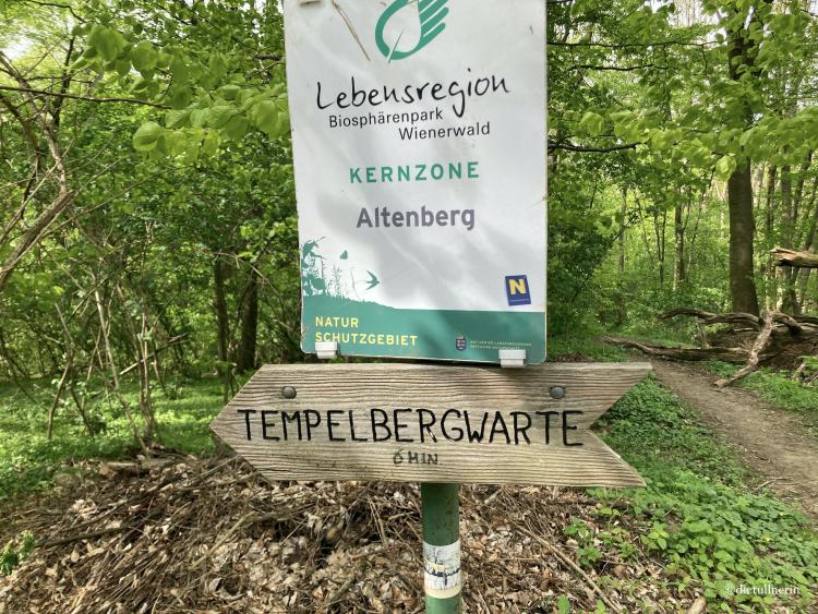 Wegweiser zur Tempelbergwarte in Hadersfeld im Wienerwald