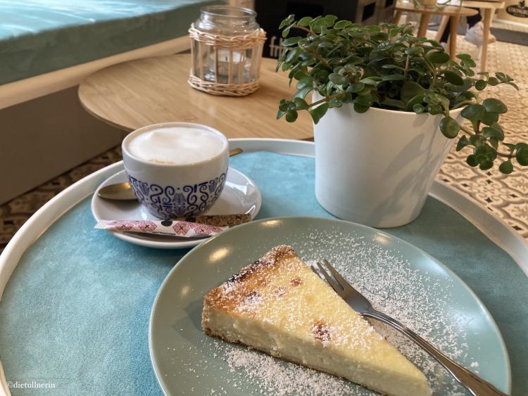 Kaffeepause bei Lilli's mit täglich frischer Mehlspeise wie dieser Cheesecake