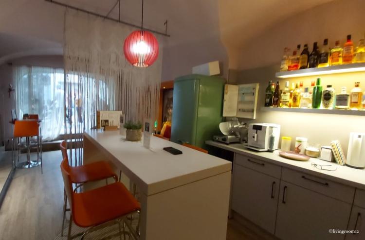 Küchen-Sitzbereich im living room12 Tulln – die Bar im Look der 70er Jahre