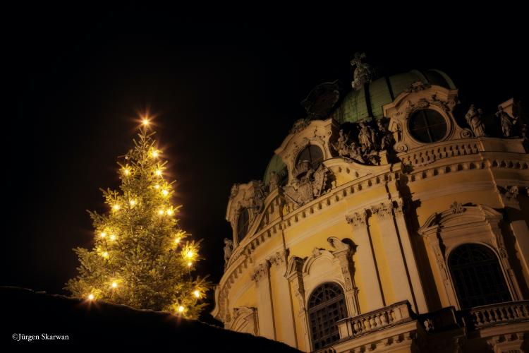 Festlich beleuchteter Christbaum vor der Kuppel des Stifts Klosterneuburg