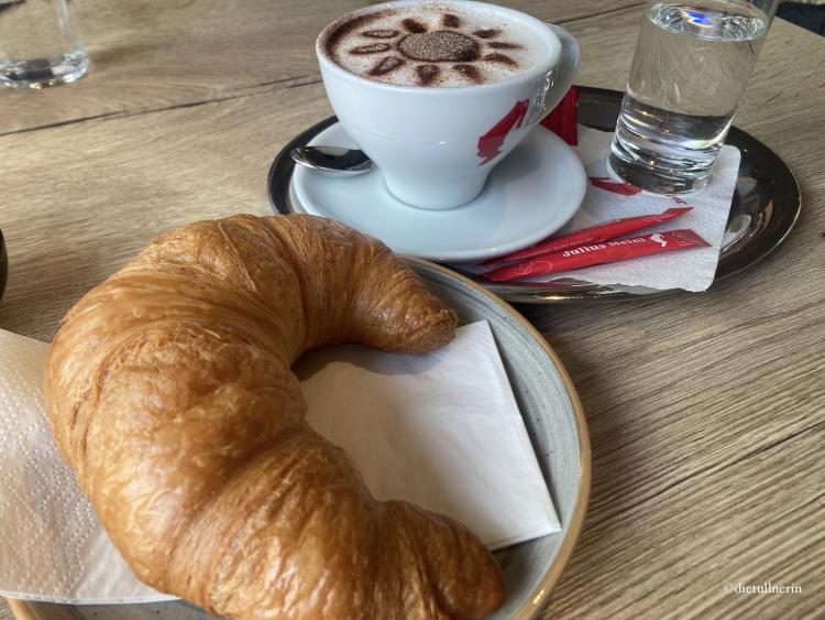 Croissant mit Cappuccino zum Frühstück im Evergreen Tulln