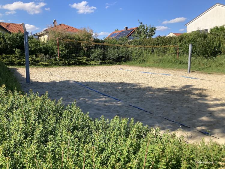 Beach Volleyballp-Patz im "neuen Komponistenviertel" in Tulln am Ende des Generationen-Spielplatzes (mit Siedlungshäusern im Hintergrund). Gut abgeschirmt mit Hecken.