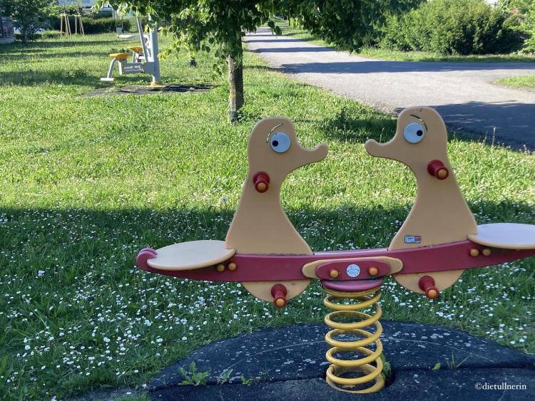 Spiel- und Sportgeräte am Generationen-Spielplatz in Tulln