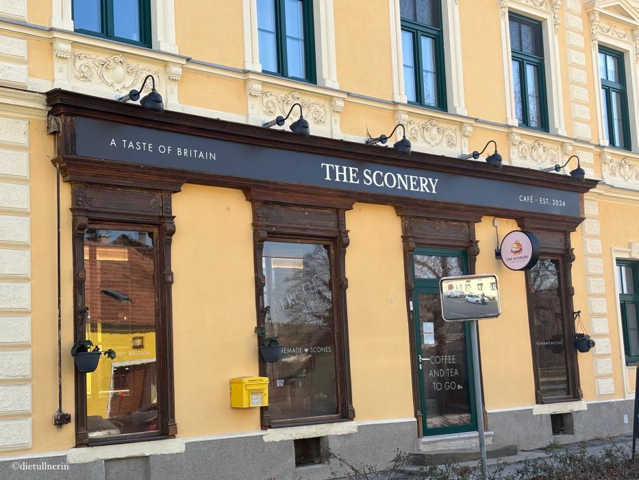 Café The Sconery, in historischem gelben Gebäude mit dunkelbraunen Holzfenstern